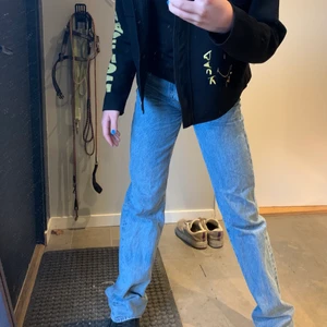 Jeans - Fina vanliga raka jeans från bikbok i stlk 24. Passar folk som har stlk 32-34 i andra byxor. Köpt för 600 för ungefär ett halv år sedan. Inga tecken på användning. Kan posta också!