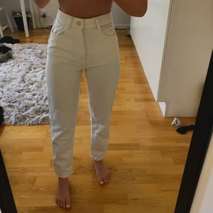 Vita jeans - Säljer ett par vita mom jeans från Zara.