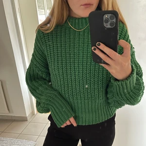 Stickad grön tröja från H&M - Säljer denna fina stickade tröjan från H&M! Knappt använd, så i fint skick!❤️ storlek S. 
