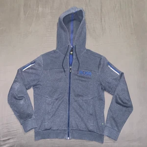 Hugo boss zip hoodie - Hugo boss navy zip hoodie Ny pris: 2000kr  Mitt pris 500kr Skick: 6/10 Storlek: S