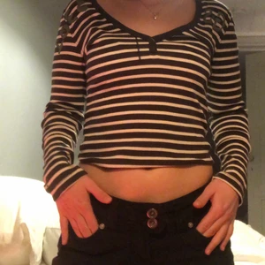 G-star tröja - Randig G-star tröja. Aldrig använd köpte den precis men kände inte rikigt att jag trivdes i den nu när jag skulle styla den. Köpt på Zalando pre-owned alltså secondhand. Köpt för 145 kr. Bra skick.