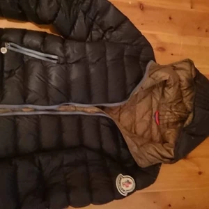 Moncler jacka - Säljer denna dunjacka från Moncler, trendig och väldigt snygg på. I bra MEN använt skick passar allt från xs-m! Äkta!!!