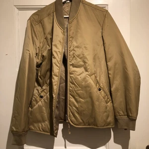 Bomberjacka från ARKET - ARKET BOMBERJACKA i färgen beige 2 in one jacka. Denna jacka kan kombineras med andra 2 in one jackor från arket. Denna är använd 4 gånger ungefär. Perfekt jacka och ha under en annan jacka som inte är så varm, istället för väst. 