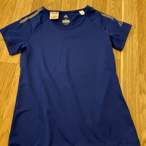 Blå adidas tränings t-shirt - Blå adidas tröja, köpt för ca 300kr säljer för 50kr + frakt, aldrig använd, M i barn storlek så det är inte en vanlig M.
