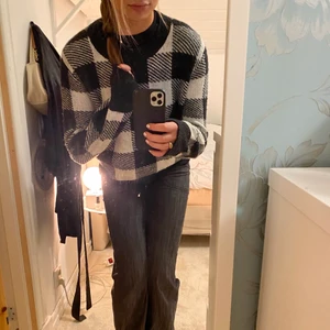 Stickad tröja - Säljer en superfin o skön tröja som fortfarande är i nyskick och det står att det är storlek xs men skulle mer säga att den är som en S. Skriv om du har några frågor eller om du vill se fler bilder💞 priset kan disskuteras