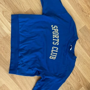 Sweater - Fin och sportig tröja använd men fortfarande i bra skick hoppas ni är intresserade! Köpt från Cubus för 350 kr men säljer nu för 100 kr. Kontakta för intresse! Frakt inräknat