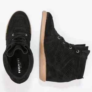 Pavement sneakers  - Svarta mockaimitation sneakers i 37, med klack i 6 cm. Använda en gång. Ordinariepris 1195 kr. Frakt ingår inte. 