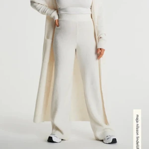 Maja Nilsson Lindelöf stickade byxor - Säljer mina helt och hållet nya stickade byxor från Maja Nilsson Lindelöfs kollektion med gina tricot, som inte finns kvar på hemsidan. Storlek M och aldrig använda, hör av dig vid frågor❤️