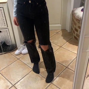 90s Jeans Gina Tricot  - Säljer dessa svarta jeans från Gina tricot i den populära modellen 90s straight leg. Byxorna är använda ca 3-4 gånger då jag inte gillar hur de sitter.