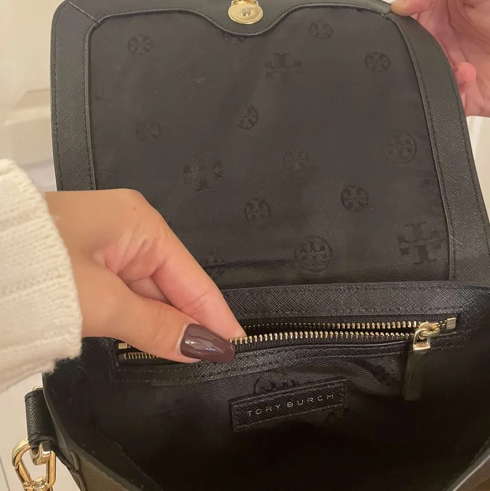 Säljer min eleganta och vardagliga väska från Tory Burch🤩❤️‍🔥Väskan är äkta och köpt från New York❗️ Den är i väldigt fint skick och kan användas i flera olika tillfällen, svart passar till allt😍🤩 Skriv till mig för fler bilder och mått! pris kan diskuteras . Väskor.