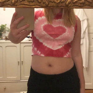 Tie-dye topp - Cool tie-dye topp som jag köpt second hand. Har croppat den och klippt av ärmarna för dom var slitna. Man kan ha den för sig själv eller så kan man ha den som en väst, alltså med t-shirt eller långärmad tröja under. Jag har sytt in den på sidorna. Är osäker på storleken med skulle nog säga S 