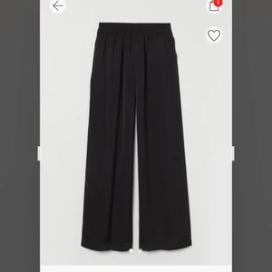 Ett par svarta byxor  - Svarta byxor från H&M🖤storlek 36🖤 säljer dom för 50kr+frakt