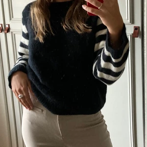 Kashmir tröja  - Svart kashmirtröja med randiga armar (svart och vitt). Köpt på Judits (vintagebutik) för ett år sedan. Bra skick, knappt använd. Jag är 165cm o på mig sitter den som en tröja i storlek S.  ❌OBS. Är ej säker på om jag ska sälja, säljer endast vid bra bud! 