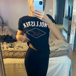 T-shirt - T-shirt från hollister. Köparen står för frakten. Kram💓