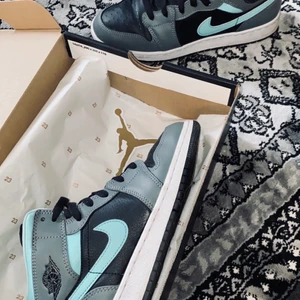 Nike Air Jordan mid ”aqua” gs  - Äkta Air Jordan 1 mid, box och kvitto medföljer. Skick 8/10 💙