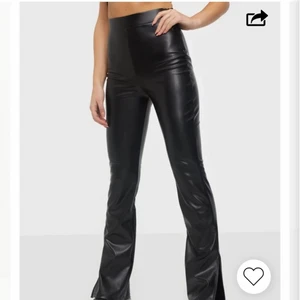 Skinnbyxor  - Svin snygga skinnbyxor med slits, säljer de då dem inte passar mig i längden. ❤️ köparen står för frakt. Köpta för 500. Köp direkt 300