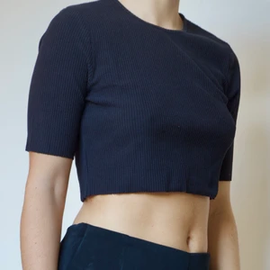 SVART RANDIG TOPP - Asskön svart crop top. Passar en S