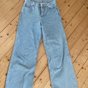 Wide leg jeans  - Säljer dessa supersnygga vida ljusblå jeansen från junkyard. För små för mig, därför säljer jag dom.
