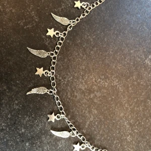 Armband  - Super fint armband med vingar och stjärnor. Armbandet är justerbart så det passar allas handleder. 75kr (frakten är inkluderad i priset). Hör av er vid intresse eller funderingar!💓💓