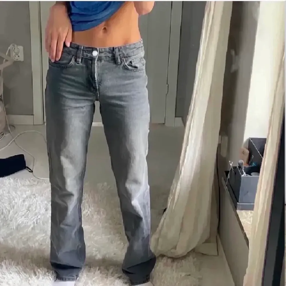 Super snygga och trendiga jeans, säljer tyvärr pgd av att dom var för små. Köptes från Plick (testad en gång) helt nya lappen sitter kvar🖤. Jeans & Byxor.