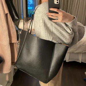 Väska - Superfin stor och rymlig väska ifrån hm i läderimitation med rosa foder i sammet. Använd ett fåtal gånger, men är i superfint skick! Har ingen dragkedja eller mindre fack utan stängs med två band som man knyter 💕💕