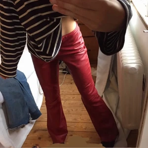 röda ”läder” byxor  - lånade bilder! långa på mig som är 170 ❤️ bud från 199