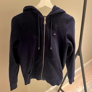 Skitsnygg blå hoodie!!! - Blå hoodie i storlek S, passar från XS-M beroende på hur man vill att den ska sitta! Skitsnygg och som ny, säljer  eftersom jag aldrig fått användning av den och nu rensar min garderob. Endast provad men aldrig använd, nypris 1200kr! (Pris kan sänkas vid snabbt köp)