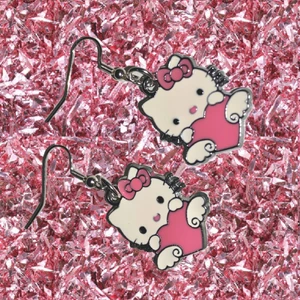 Hello kitty örhängen - Aldrig använda söta hello Kitty örhängen🥺💞 frakt tillkommer på 12kr