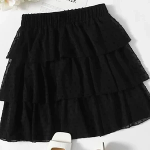 Svart volangkjol  - INTRESSEKOLL!  En väldigt fin svart volangkjol med små detaljer från shein. Aldrig använd så bra skick. Lägger ut då den är lite för stor för mig❤️ Storlek xs men passar även s. Bud: 230kr