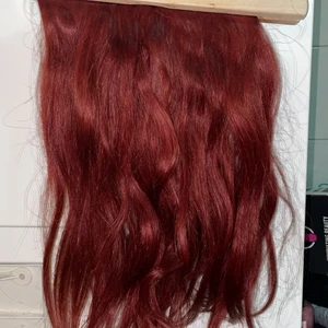 Äkta extensions, rött hår, 40 cm, 150g - Super sbtggt o inte använt mycket, inget slitage på detta löshår! Lockade och plattade aldrig det. Det långa har tre clips en de andra har inga clips men man  kan fixa det lätt! Jag kan fixa men tar då 100kr extra  
