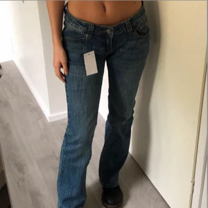 Brielle 90’s jeans  - Fick nyss hem dessa Brielle 90’s jeansen. Tyvärr var de lite förstora för mig så måste sälja de vidare. Sitter lapp kvar och är endast testade! Helt slutsålda! Storlek M men skulle säga passar 36/38. De är stretchiga. (Bilder lånade från pinterest) Köparen står för frakt. 💕 nypris 418 + frakt. 