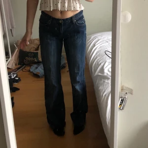 jeans från vila - ett par jättefina low wasited jeans. Dom är använda men inte något tecken på det. Nästan som nya. Jag säljer på grund av att dom helt enkelt inte kommer till användning. Skriv om ni är interserade 
