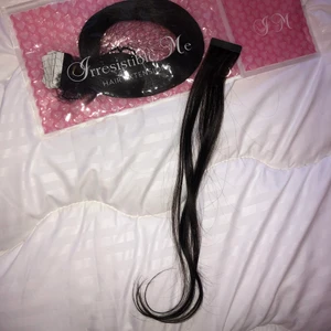 Tejp-hårförlängning, 1B natural black, 20 bitar - Nytt o oanvänt löshår med tejp från Irresistableme i obruten förpackning. Äkta hår i färgen 1b(natural black), 40 cm och 50 g totalt. Perfekt om man vill ha mer volym i håret😍