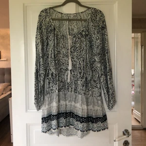 Lantlig klänning strl 38 - Lantlig klänning från Nelly storlek 38.