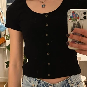 Ribbad topp🤎 - U-ringad ribbad topp med knappar, i mycket fint skick🤎