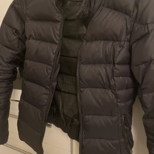 Rockandblue vinter jacka  - En svart fodrad jacka, pälsen blev dåligt så den har jag slängt haft den 1 vinter , sen växte jag ut den 