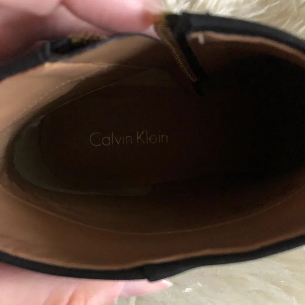 Säljer nu mina oanvända boots/klackar från Calvin Klein💕 Eftersom jag aldrig använt de säljer jag de för 450. Jag har storlek 37/38 på fötterna, och de sitter perfekt på mig!. Skor.
