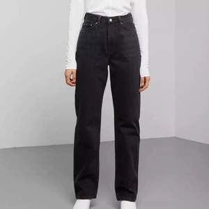 Svarta Rowe jeans från Weekday, storlek 26/32. Hög midja. Använda en gång, bra skick! ❤️ köpare står för frakt! Första bild lånad 