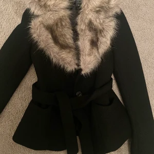 Svart Kappa - Säljer en kort Kappa från märket Soaked in Luxury i storlek XS. Den är använd fåtal gånger och i mycket bra skick! Frakt betalas av köparen ☺️