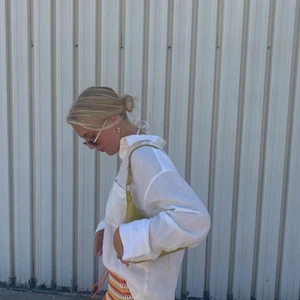 Linneskjorta - Vit linneskjorta från Hampton Republic i strl M. Har köpt denna av min kompis (första bilden är därför lånad av henne, men de två sista är mina). Hon har använt skjortan sparsamt innan mig, och jag har aldrig använt den. Beroende på hur man vill att den ska sitta kan man ha mindre än strl M för att få den mer oversize eller större än strl M för att få den tightare. Jag har normalt strl M. Fraktkostnad tillkommer.