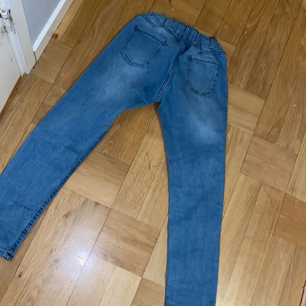 Ljus blå finns lite svart sträck . Jeans & Byxor.