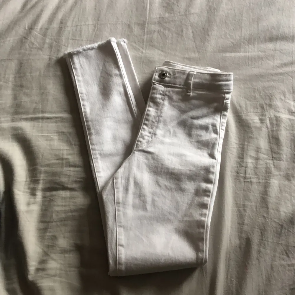 Ny skick, aldrig använd. Vita skinny jeans. Slitet (modell) där nere på jeansen. . Jeans & Byxor.