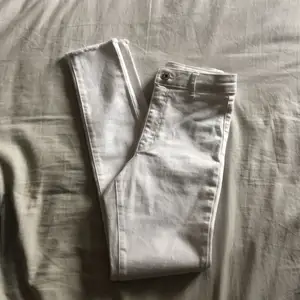 Ny skick, aldrig använd. Vita skinny jeans. Slitet (modell) där nere på jeansen. 