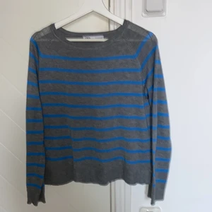 Randig tröja zara 💙🦋🧵🥣 - BUDET LIGGER PÅ 145 INTE 155!!!Köparen betalar frakten! Trendiga tröjan från zara, ingen koll på status i butiker osv men säljer ändå! Säljer dock bara för ett bra pris för gillar denna tröja mkt men i behov av pengar ahhha💙🦋 frakt kostar 55kr, lägger du bud måste du stå för de och betala annars kan du bli anmäld, köp direkt för 150kr+ frakt 
