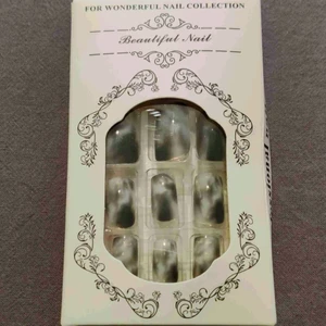 Lösnaglar  - Klistermärken som man sätter på de med följer med samt en nagelfil 