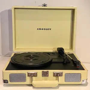 Oanvänd Crosley skivspelare med sladd. Grön-gul nyans. I perfekt skick. 