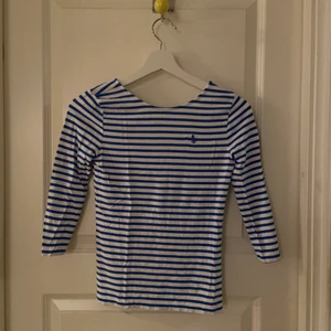 Randig Ralph Loren tröja - Oanvänd Ralph Louvren tröja, köpt för 499kr säljer för 200kr, trekvarts ärm, lite croppad 