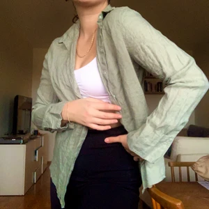 Linne skjorta - En grön linneskjorta i storlek 38, avslappnad passform och inte figursydd men inte så Oversized på mig som har 38. Använt sparsamt.