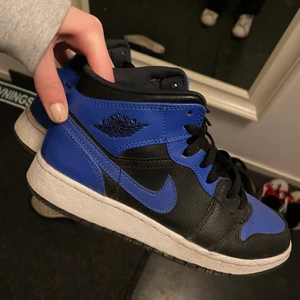Jordans 1 royal blue  - Intressekoll inte säker att jag vill sälja. Jordans i fint skick ser nästan nya ut, köpa på JD så äkta såklart.