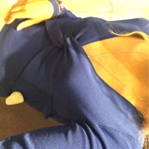 Tröja - Tröja i snyggaste blåa färgen! Älskar denna men den är lite för stor så säljer vidare. Köpte utomlands och använt endast 1 gång, super bra kvalle känns de som 💝💝💝